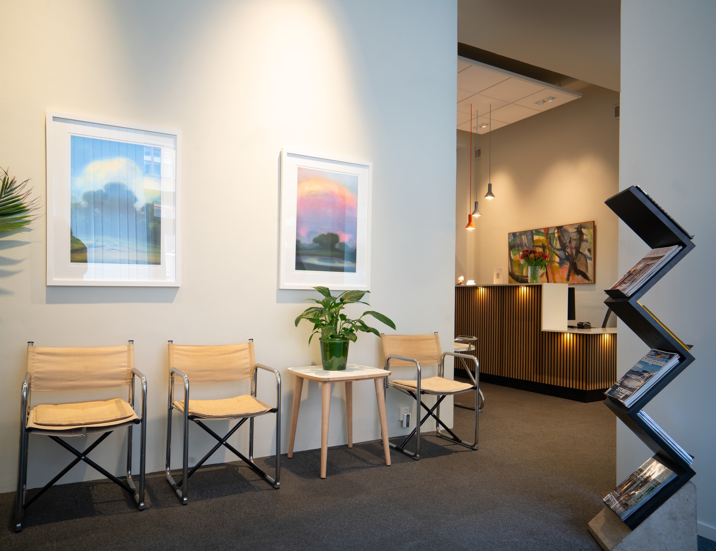 Hjärtcentrums väntrum med sittplatser och reception