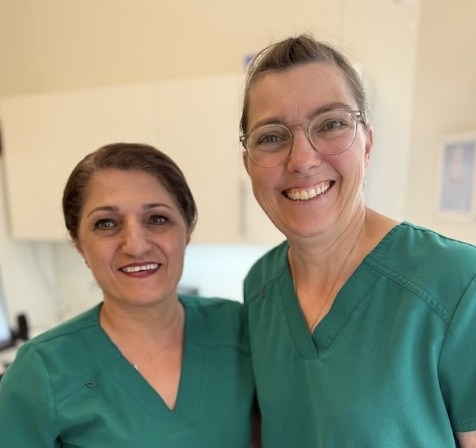 Maryam Amini och Kristina Hoffman på kliniken